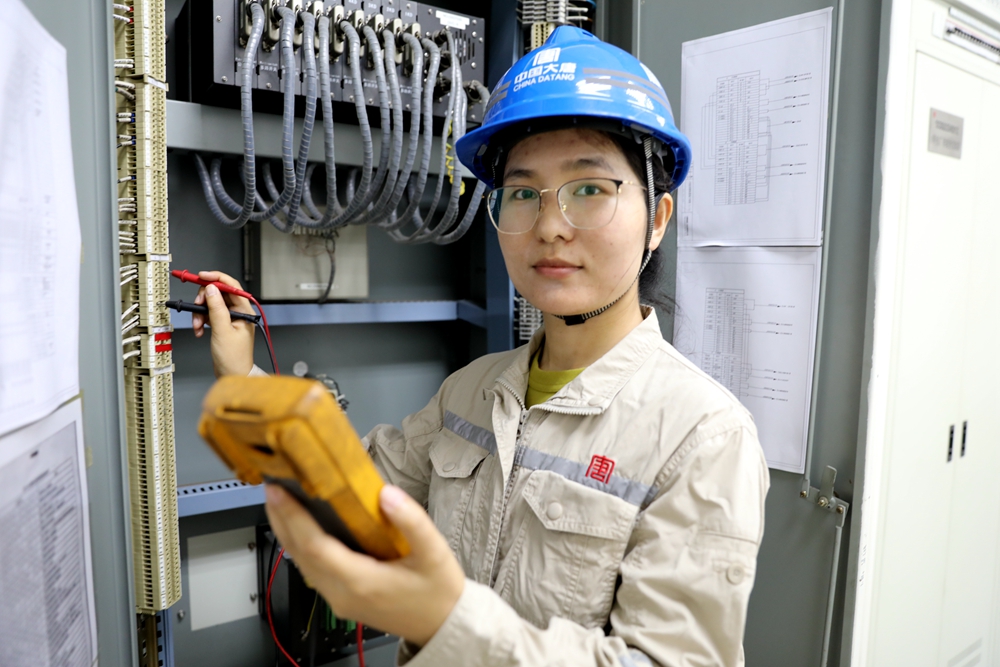 1678686370007054002.jpg 2.韩城第二发电公司继电保护班李玉珍(曹军科摄).jpg