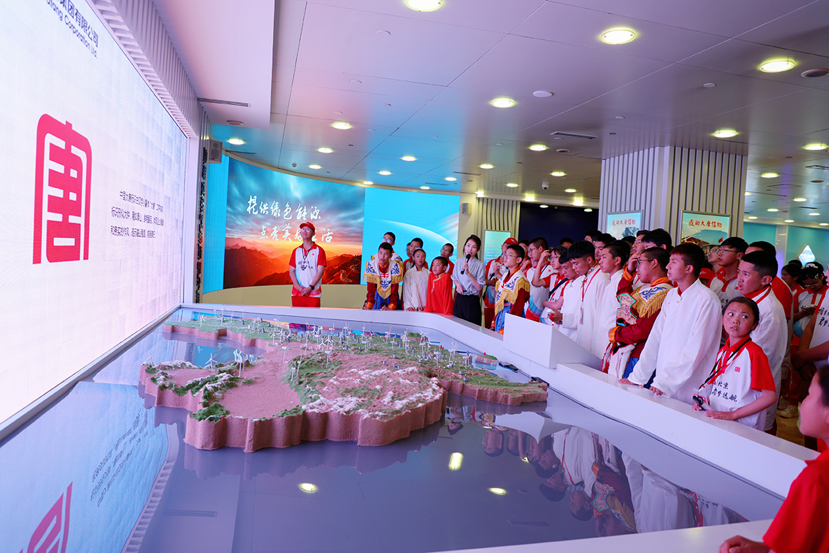 1723452686830008543.jpg 图5学生参观中国大唐a.jpg